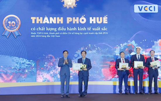 Chairman of Hue city People’s Committee Nguyen Van Phuong receives the certificate at the ceremony
